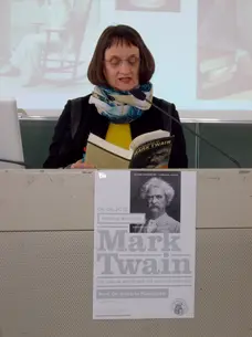 Photo of Prof. Dr. Roberta Maierhofer giving her talk and attendees listening to her. 