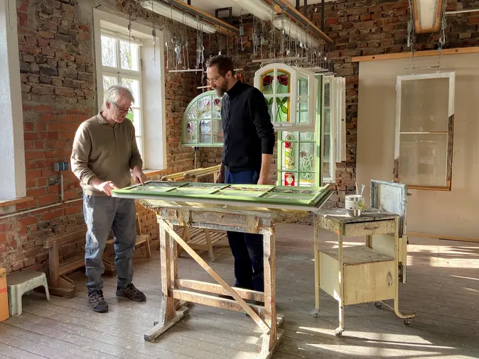 Eines der Community-Projekte von InTra-Bau besch?ftigt sich damit, wie historische Fenster erhalten und energetisch verbessert werden k?nnen.  Daran beteiligt ist beispielsweise Restaurator Johannes Mosler C hier im Bild mit Tischler Sebastian Freund.