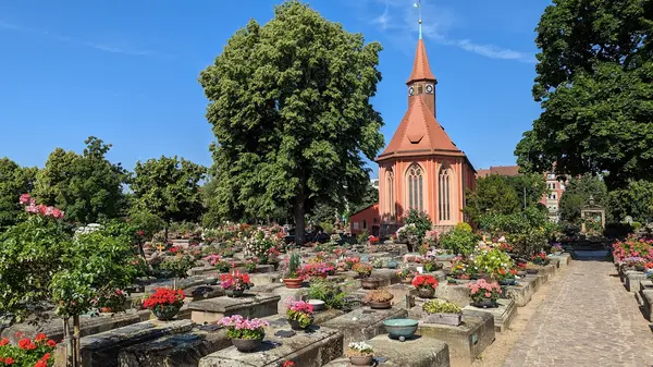 Johannisfriedhof Nrnberg; Grabsteine mit metallenen Epitaphien; Kirche St. Johannis