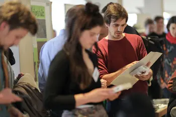 Bei einer Info-Messe im Rahmen der Nachhaltigkeitswoche an der Universit?t Bamberg blicken eine Besucherin und ein Besucher in Informationsmaterialien.  