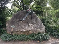 Photo of Oscar Wilde Monument.