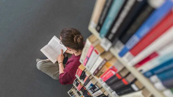 Studentin sitzt in der TB4 und liest ein Buch