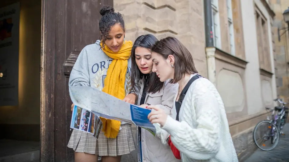 Studierende mit Stadtplan in Bamberg