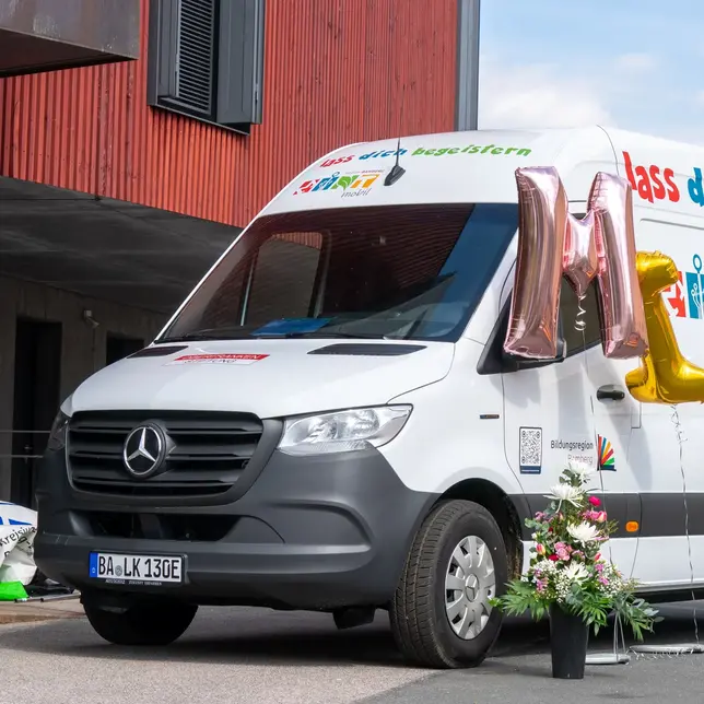 Das MINTmobil ist feierlich dekoriert.